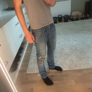 Sällsynta grim Tim  - Använt i cirka 3 månader men är lite för små för mig, mått 1, 39,5 cm 2, 25cm 3, 100cm, skick 7/10 jeansen har ett hål över knäet.OBS det är ett hål i vänster ficka!
