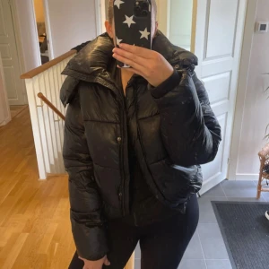 Pufferjacka bikbok - Den virala bikbok jackan! Finns ett liiiitet lagat hål på ena ärmen som är lagad med nilon tejp och sitter riktigt bra. Luvan är en storlek stor och är något lång (se bild) men är absolut inget man någonsin tänkt på eller som märks! Jättefint och bra skick