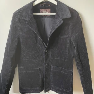 Oscar Jacobson Jacka - Overshirt ifrån Oscar Jacobson i nyskick. | Nypris på 4000 och säljs inte längre. | Snyggaste höstjackan du kan ha och väldigt unikt. | Hör av er vid frågor!🌟