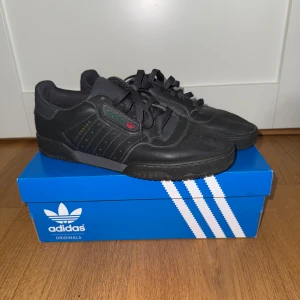 Adidas Yeezy Powerphase Calabasas svart - Säljer ett par svarta Adidas Yeezy Powerphase Calabasas. Klassisk sneaker med låg profil, knappast använda, skick 9/10. Originalbox kommer med. Köpta på NK i stockholm. Om du har fler frågor eller är intresserad, skriv privat