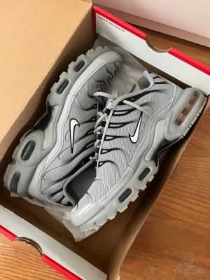 Nike Air Max Plus - Nike Air Max Plus i färgen ”Wolf grey”. Extremt sällsynta och svåra att få tag i, säljs endast dyrt på hemsidor för limiterade sneakers. Inget tecken på användning förutom sulorna, så väldigt bra skick, knappt använda. Kommer i originalkartong. Storlek 43.
