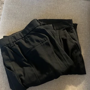 Svarta kostymbyxor från 157, storlek M - Svarta kostymbyxor från 157 med rak form och ena mer figursydd, paket pris. Endast testade 