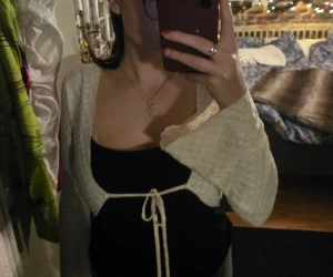 Krämvit bolerotopp med knyt och mönster - Säljer en krämvit bolerotopp med långärmade, lätt utsvängda ärmar och snyggt mönstrad struktur. Toppen har v-ringning och knyt framtill som ger en söt och trendig look. Perfekt att slänga över en linne eller klänning för extra stilpoäng.