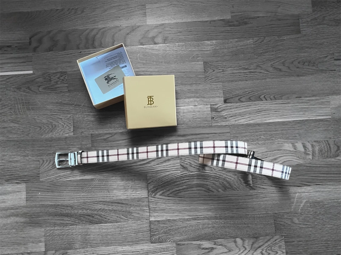 Burberry rutig bälte med silverdetaljer