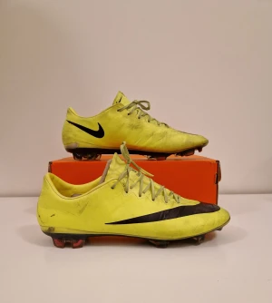 Fotbollsskor  - Nike mercurial vapor 10 elite, skorna är limmade av skomakaren och det syns på sista bilden, skriv vid intresse 