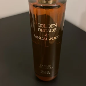 Golden Decade & Sandalwood Parfym - Extrait de Parfum från ZARA med namnet Golden Decade & Sandalwood. En stilren flaska som passar perfekt för dig som vill sticka ut med något unikt.