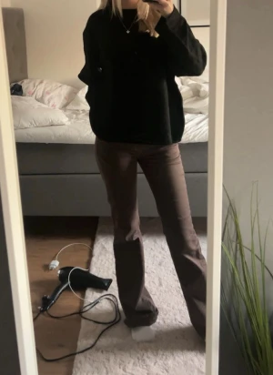 Bruna bootcut jeans - Snygga bruna byxor med bootcut. Byxorna har en klassisk passform och är perfekta för dig som gillar en lite vidare look nertill. Säljer pga inte kommer till användning, knappt använda
