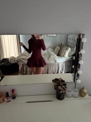 Vinröd volangklänning från Zara - Aldrig använd !!!!,pris lappen sitter kvar. Supersnygg vinröd kort klänning från Zara med långärmade ärmar och volangdetaljer vid kjolen. Klänningen har en slim passform .Perfekt för dig som gillar trendiga och feminina plagg.