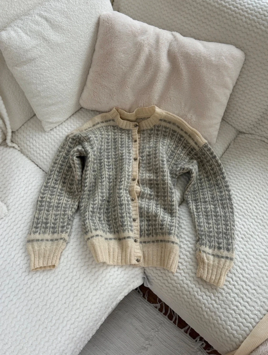 Grå och beige stickad kofta med mönster - 1