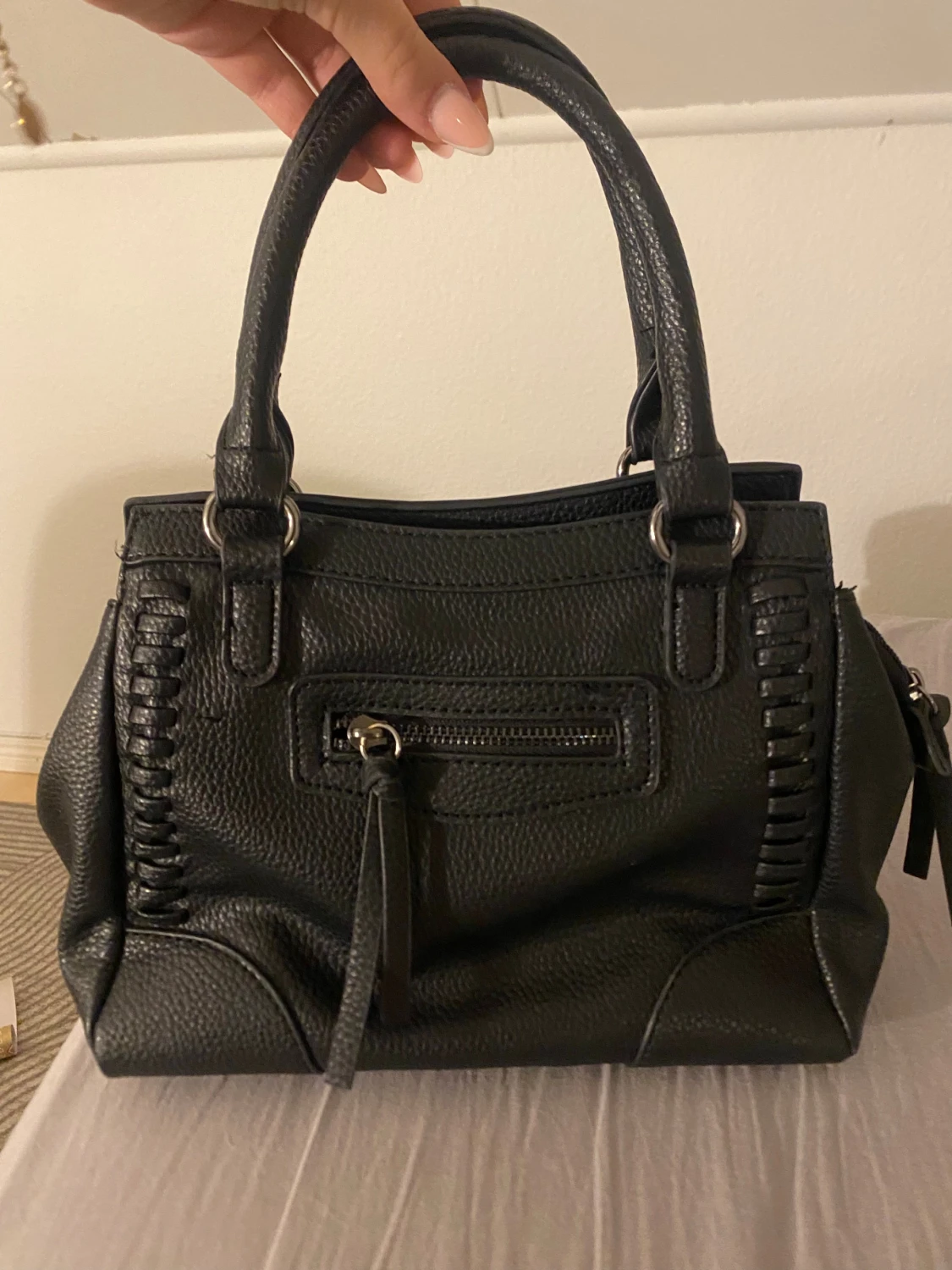 Svart handväska med dragkedja