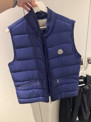Moncler GUI - Säljer nu denna äldre gui väst i fint skick, storlek 4