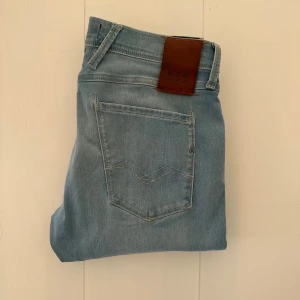 Replay jeans ljusblå  - Replay anbass jeans | storlek 31/107cm på längden | skick 10/10 | fraktar via valfrit ombud på köparens bekostnad | hör av dig vid funderingar 