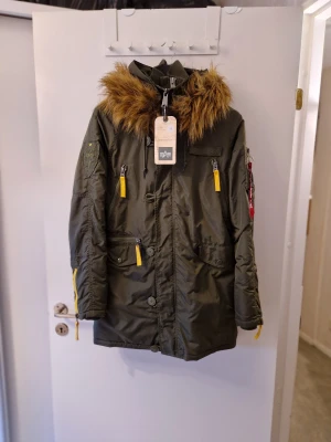 Ny Alpha Industries vinter parkas  - Ny i storlek S. Med avtagbar luvpäls. Ordinarie pris ~ 3800 kr. Sista pris 2000 kr Skickar spårbart mot porto inom 2 dagar efter genomförd betalning. Inga byten eller returer 