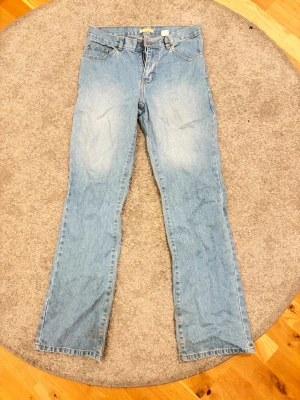 Ljusblå bootcut jeans från KappAhl - Snygga ljusblå jeans från KappAhl bootcut-ben. Jeansen har normal passform och är tillverkade i jeansmaterial med ljusa tvättade partier. Perfekt för dig som gillar att följa trender.