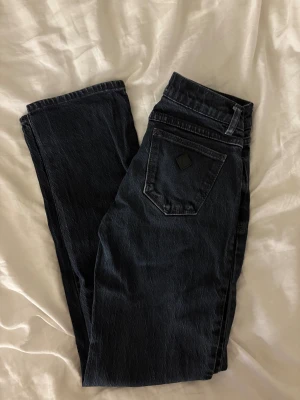 SVARTA LOW STARIGHT 00 ABRAND - Säljer ett par svarta jeans från Abrand Jeans, modell A '99 Low Straight. 
