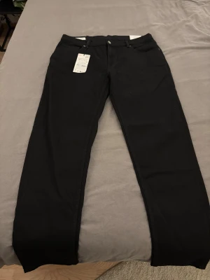 Svarta Zara Slim jeans  - Slim fit-jeans. Fem fickor. Urtvättad effekt. Knäppning fram med dragkedja och knapp. Helt oanvända byxor så etiketten och lappar sitter kvar 
