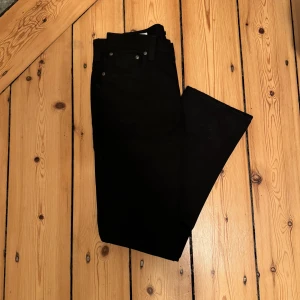Nudie Jeans  - Säljer dessa svarta nudie jeans i modellen slim jim passformen är straight fit, jeansen är aldrig använda och är så gott som nya utan några defekter eller skador, jeansen är i storlek 32/32, priset ligger på 400 men går att diskuteras!