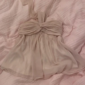 Rosa Nelly Topp - Jättefin slutsåld topp som jag köpte här på plick, säljer då jag inte fått användning för den.💕 den har en pytteliten fläck som inte syns för den är på undersidan av bandet (alltså mot huden)! sysn på sista bilden.