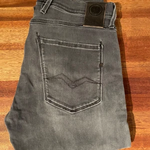 Replay anbass jeans - Säljer nu dessa replay jeans i fint skick, de är i storlek W31 L32  Hör av er om ni har några frågor✌️