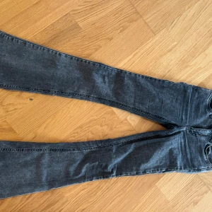 Bootcut jeans - Bootcut jeans från Gina Tricot, storlek 32. Dom är lite sönder längst ner då jag trampat på dom när jag gått. Modellen perfect jeans.