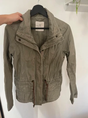 Grön jacka  - Trendig grön/oliv jacka från H&M! Storlek XS