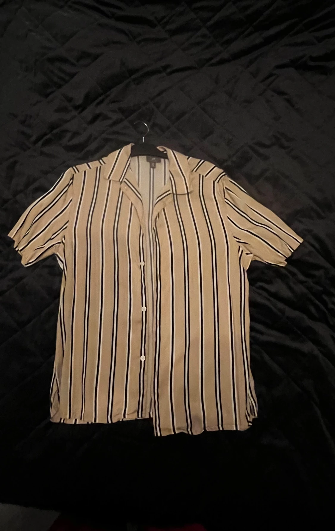 Beige och svart randig skjorta