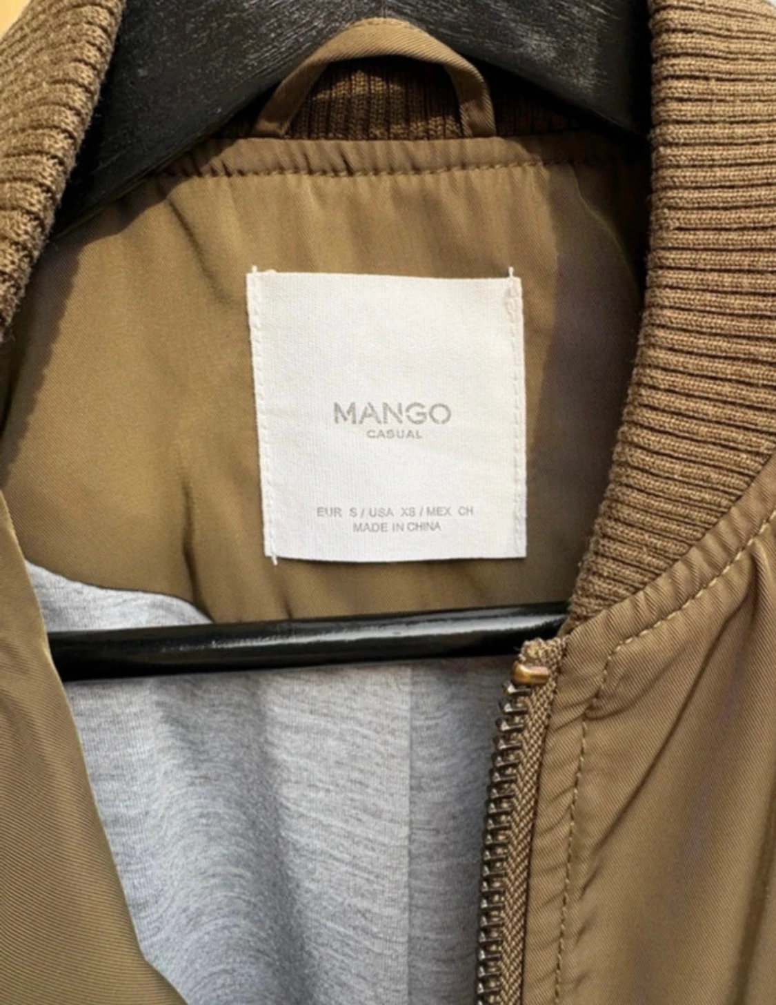 Khakigrön bomberjacka från Mango - 2