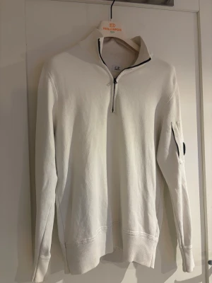 C.P. Company half zip - Fräsch Cp Company half zip i bra skick! Priset är satt pågrund av att badgen gått sönder.. Finns att köpa ny badge på deras hemsida för ett billigt pris! Hör gärna av dig om det är något du funderar över! Leon
