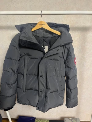 Mörkgrå dunjacka från Canada Goose - Canda gose jacka helt ny allt orgnial hänger med 