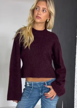 Croppad vinröd stickad tröja - Säljer en stickad mörkröd tröja som är en sculpt model då den inte kommer till andvändnig nypris är 100kr jag säljer för 99kr använt minst 3 gånger ❤️❤️