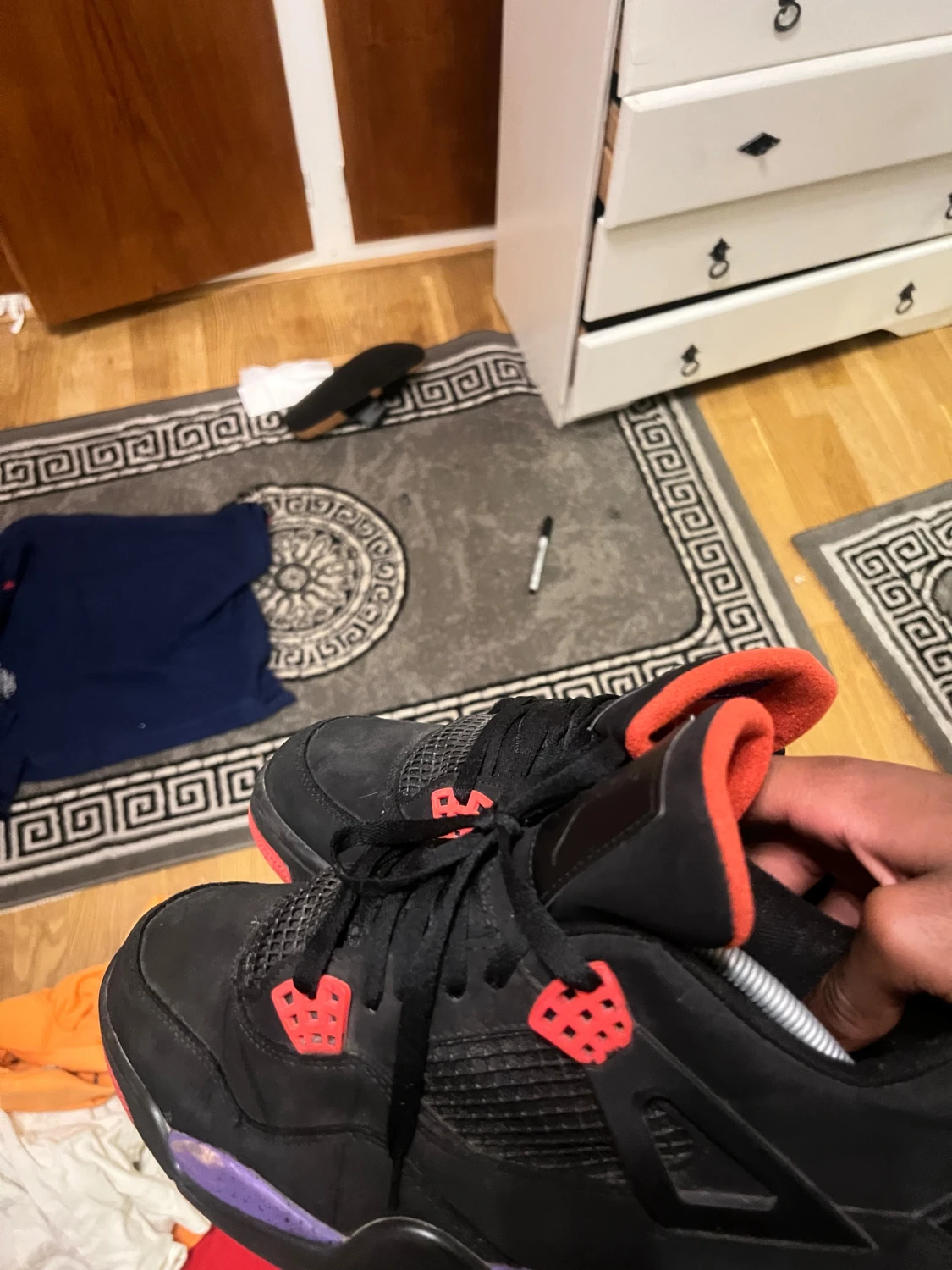 Svarta Nike Jordan 4 med röda detaljer - 2