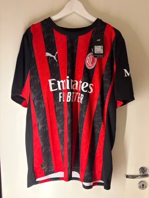 AC Milan matchtröja  - AC Milan hemmatröja från Puma i storlek XL med Modric och nummer 14 på ryggen. Köpt från unisport för 1498 säljer för 800