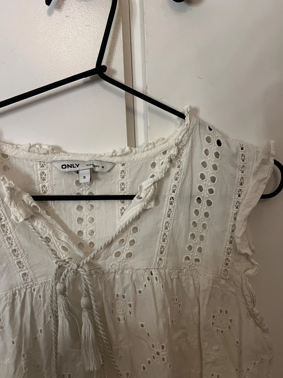 Vit broderad tröja från ONLY