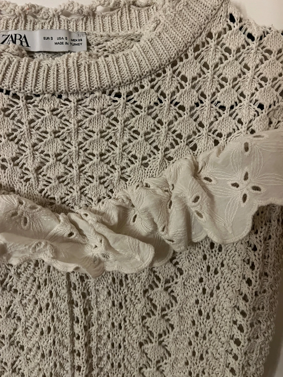 Beige stickad topp med volang från Zara