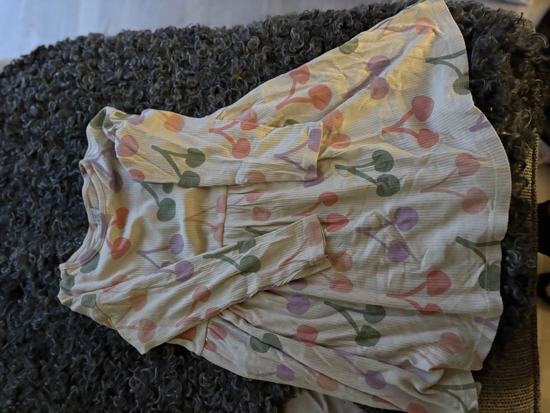 Klänning från Lindex med körsbärs print - 1