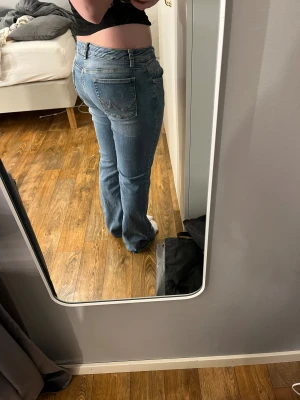 Blå bootcut jeans från LTB Roxy W29 L32 - Blå jeans från LTB, modellen Roxy. De är i w29 L32 lite slitet längst ner vid hälarna men inget som syns när man använder dem
