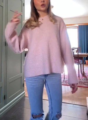 Ljusrosa stickad tröja - Mysig ljusrosa stickad tröja med långa ärmar och ribbade detaljer vid ärmslut och nederkant. Perfekt för kyliga dagar. Är i storlek 158/164 men sitter som en S.