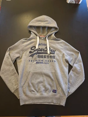 Superdry hoodie grå - Snygg grå hoodie från Superdry - Pris: 499 kr - Storlek S - Först till Kvarn!