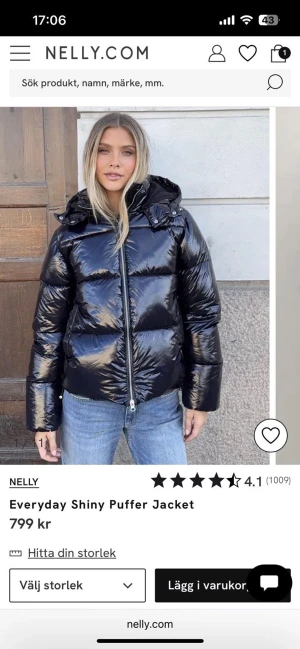 Svart glansig pufferjacka från Nelly - Säljer en svart, glansig pufferjacka från Nelly i storlek S som är super populär!              Pris kan disskuteras!