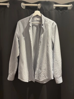 Samsoe Samsoe Skjorta - Samsoe Samsoe Skjort. Skick 10/10, aldrig använd. Nypris 2000, mitt pris 479 men kan diskuteras vid intresse! Storlek M. Kvitto finns! Hör av dig vid frågor o funderingar!