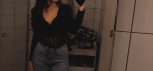 Meshtopp - Svart långärmad topp använd 1 gång, sitter jättefint men är liten i bysten och bhn syns lätt då den är genomskinlig nertill (fram).