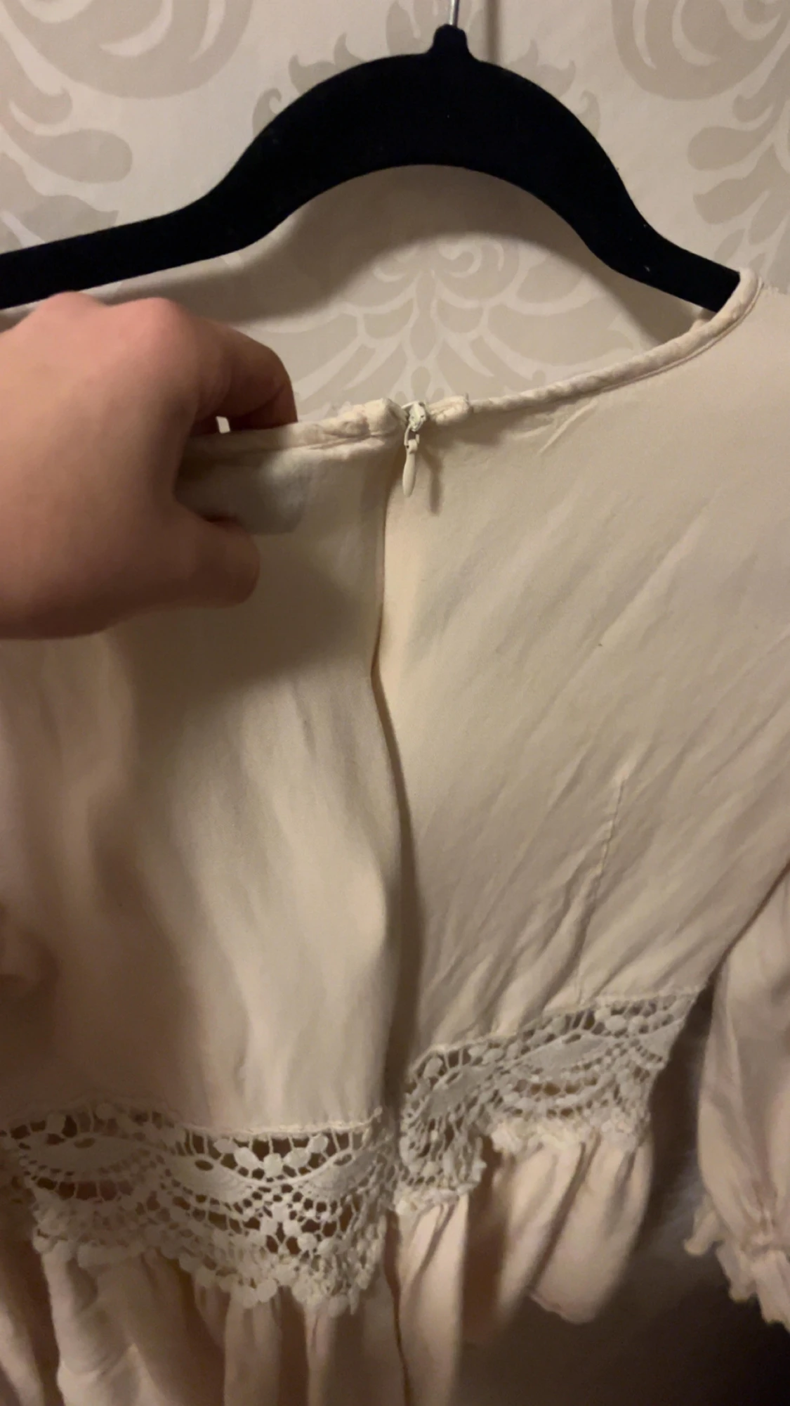 Beige blus med spets och volang - 5