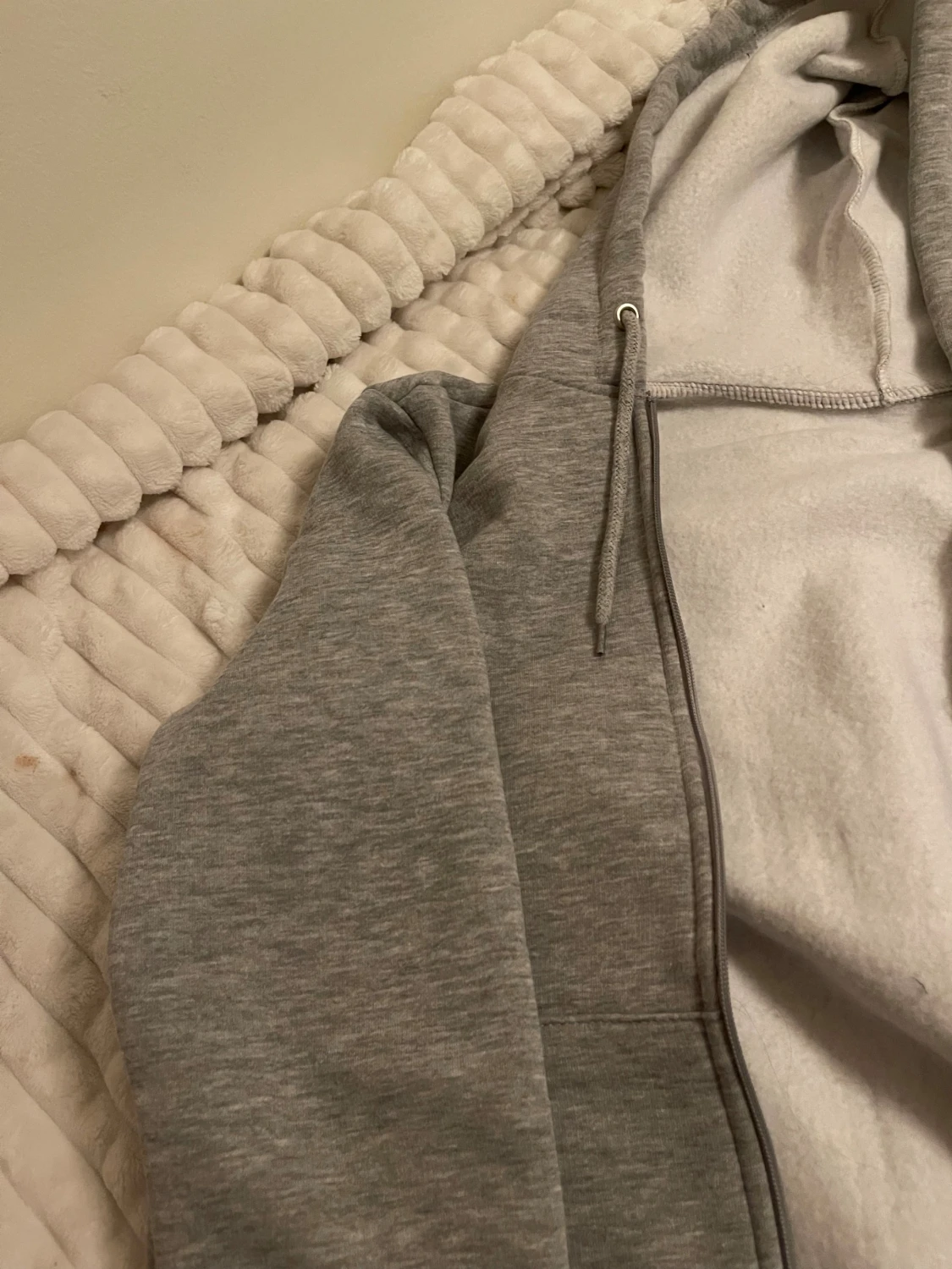 Grå hoodie med dragkedja och huva - 4