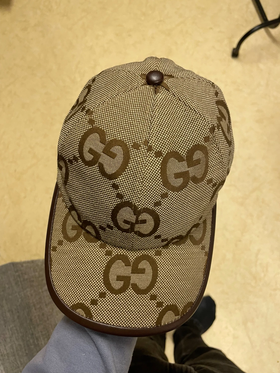 beige jumbo keps med monogram - 1