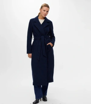 Marinblå trenchcoat - Säljer en stilren & elegant kappa i ull ifrån Noisy May, som passar perfekt för höst/vintern då den värmer väldigt bra!   Jackan är i storlek XS men passar även någon som har S. Jackan är i väldigt gott skick och har ej använts så mycket då den är för liten för mig.   Jackan har utgått för 2 år sen och finns inte idag. ❤️