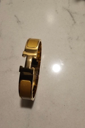 Guldigt armband  - Guldpläterad armband I rostfritt stål 