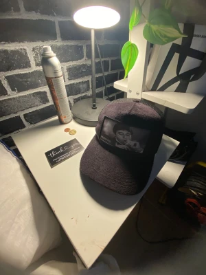 Velvet keps  - Svart keps från Demando Clothing med klassisk böjd skärm och mesh på insidan för extra ventilation. Framsidan har en patch med tryck och kepsen har justerbar passform baktill. Materialet är mjukt och känns som syntet, perfekt för en chill streetwear-look.