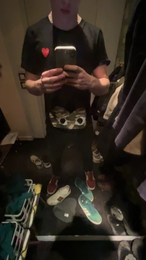 Svart Comme des Garçons Play t-shirt - Riktigt stilig och sticker ut över de vanliga. Det nya dekekter eller något liknande. Det är bara att skriva vid funderingar.  