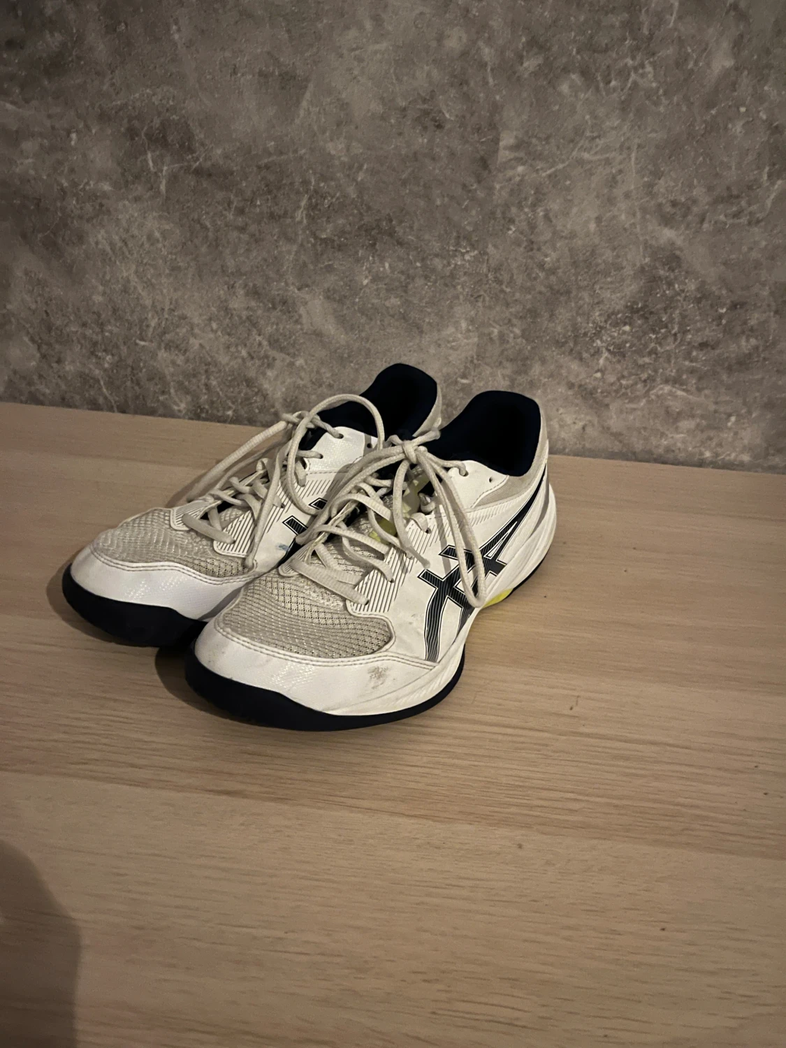 Vita Asics träningsskor storlek 42