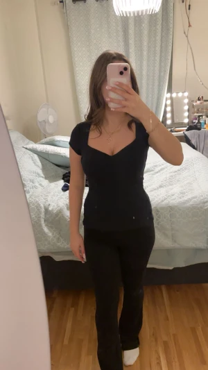 Svart ribbad topp från Anna Field - Svart ribbad topp från Anna Field med snygg v-ringad hals och korta ärmar. Modellen är slim och sitter tajt mot kroppen. Tröjan är använd fåtal gånger men det finns inga tecken på det! Pris går att diskuteras 💕